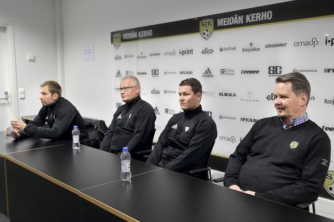 Kari Kiviluoma, Jani Uotinen, Rauno Ojanen ja Toni Lehtinen ovat innoissaan jalkapallolukiosta. KUVA: HEIKKI HAKANEN