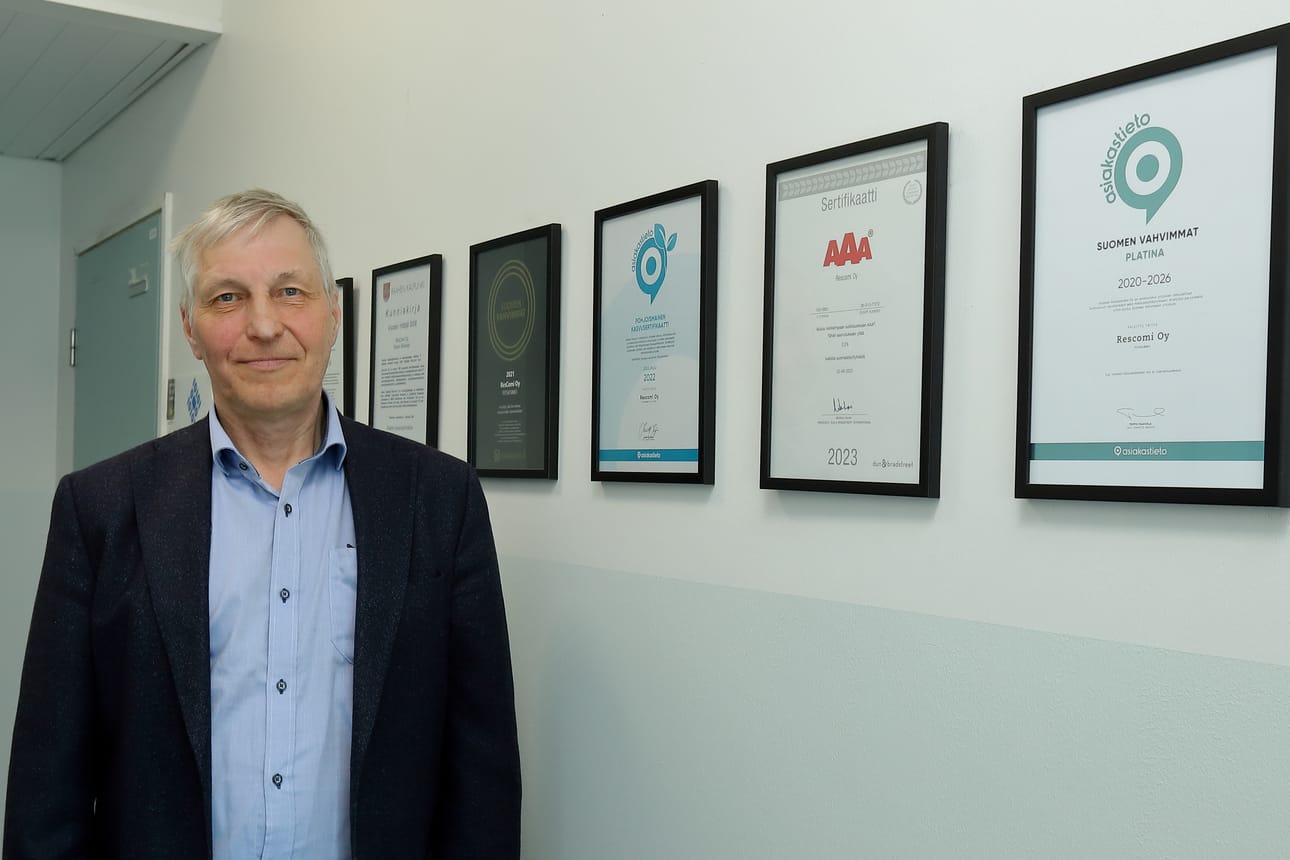 ResComi Oy:ssä asetettiin lokakuussa tavoite, että vuonna 2026 saavutetaan 30 prosentin tuottavuushyöty tekoälystä. – Se toteutui jo tammikuussa. Mittaamme tekoälyn tehoa sillä, mitä työ veisi ilman tekoälyä. Nopeuden lisäksi saadaan tekoälyltä hyviä vaihtoehtoja, joista pystyy valitsemaan parhaan – päästään liikkeelle, sanoo toimitusjohtaja Raimo Seikkala.