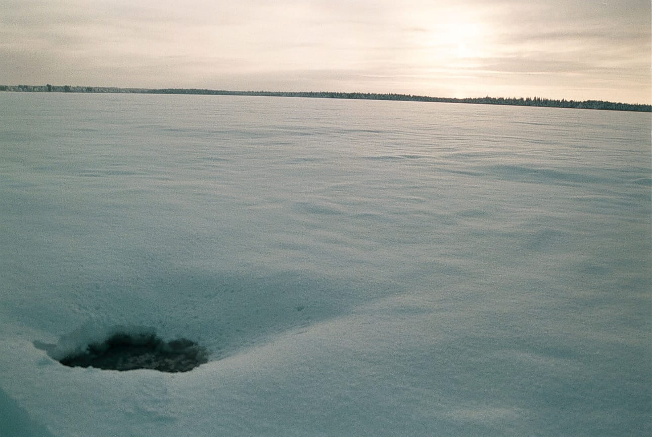 Lumikuorma on painanut vettä jäälle ja säiden lämmetessä moniin paikkoihin on alkanut ilmestyä uheavantoja.