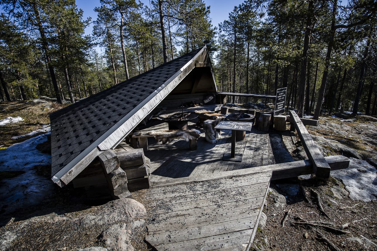Retkikohteen ylläpidolla viitataan koko kohteen palveluihin, esimerkiksi polkujen, nuotiopaikkojen ja laavujen ylläpitoon. Arkistokuva Santaparkin laavulta.