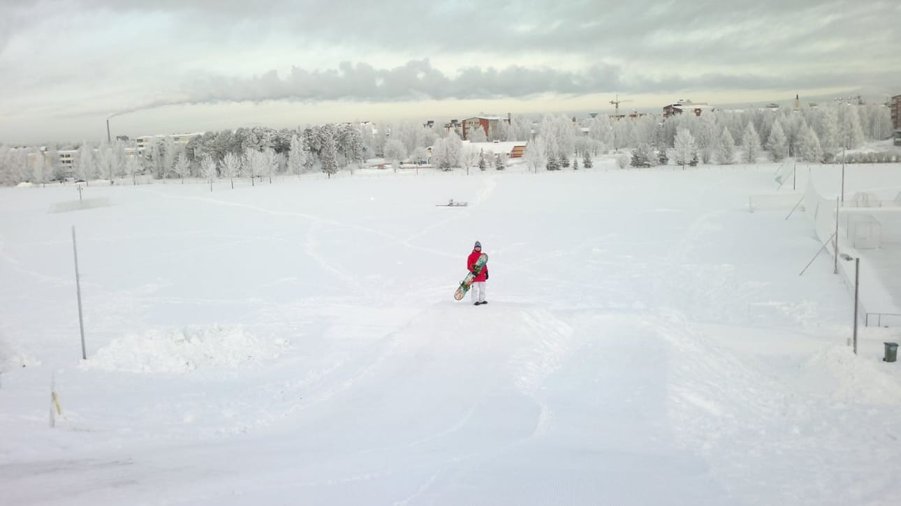 Heinäpään hyppyreillä voi treenata suksilla tai lumilaudoilla.