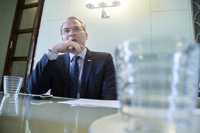 Puolustusministeri Jussi Niinistö (sin.) on joutunut selittelijän rooliin, kun puolustusvoimain komentaja Jarmo Lindberg (vas.) ja ilmavoimien komentaja Sampo Eskelinen (oik.) ovat pysytelleet hiljaa. Presidentti Sauli Niinistö saa selvityksen Lemmenjoen tapahtumista. KUVA: MAURI RATILAINEN