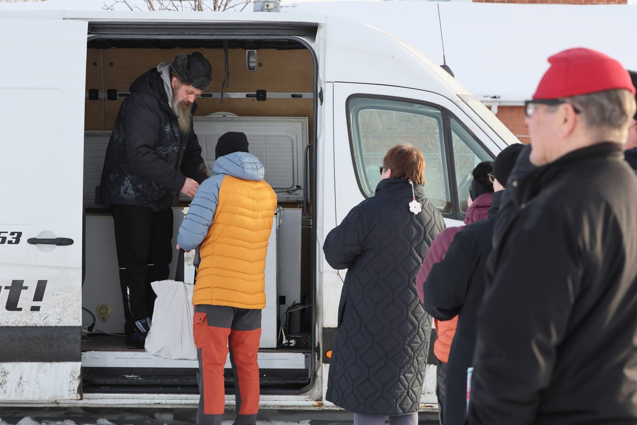 Marja Areenan marjapakasteita myydään aina pitkäksi jonoksi asti.