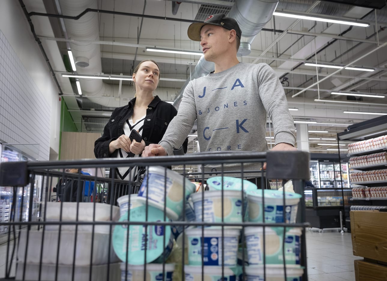 Taneli Asikainen ja Katja Halonen syövät rahkaa päivittäin. Asikaisesta rahka on hyvä ja täyttävä ruoka. Halonen puolestaan pitää rahkaa helppona välipalana.