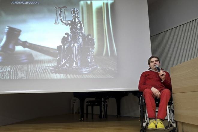 Seinäjoella vierailleen vammaisoikeuksiin erikoistuneen lakimiehen Jukka Kumpuvuoren mukaan olisi kaikille parempi, kun vammaispalveluasiat saataisiin ratkaistua ennen tuomioistuinta. KUVAT: HEIKKI HAKANEN