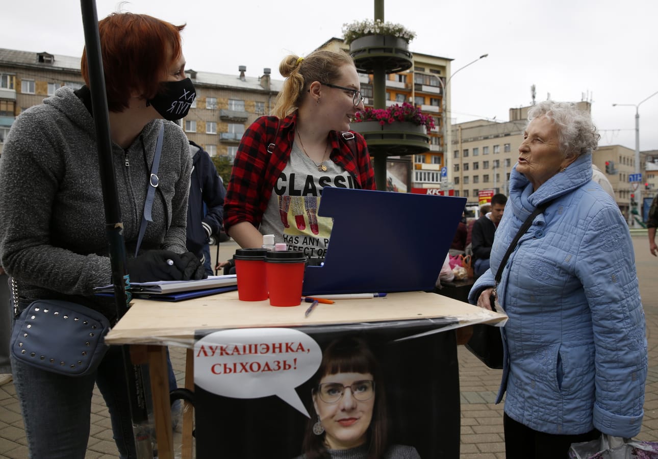Aktivistit keräsivät kesäkuun puolivälissä Minskissä allekirjoituksia kannattamaan mahdollisia presidenttiehdokkaita.