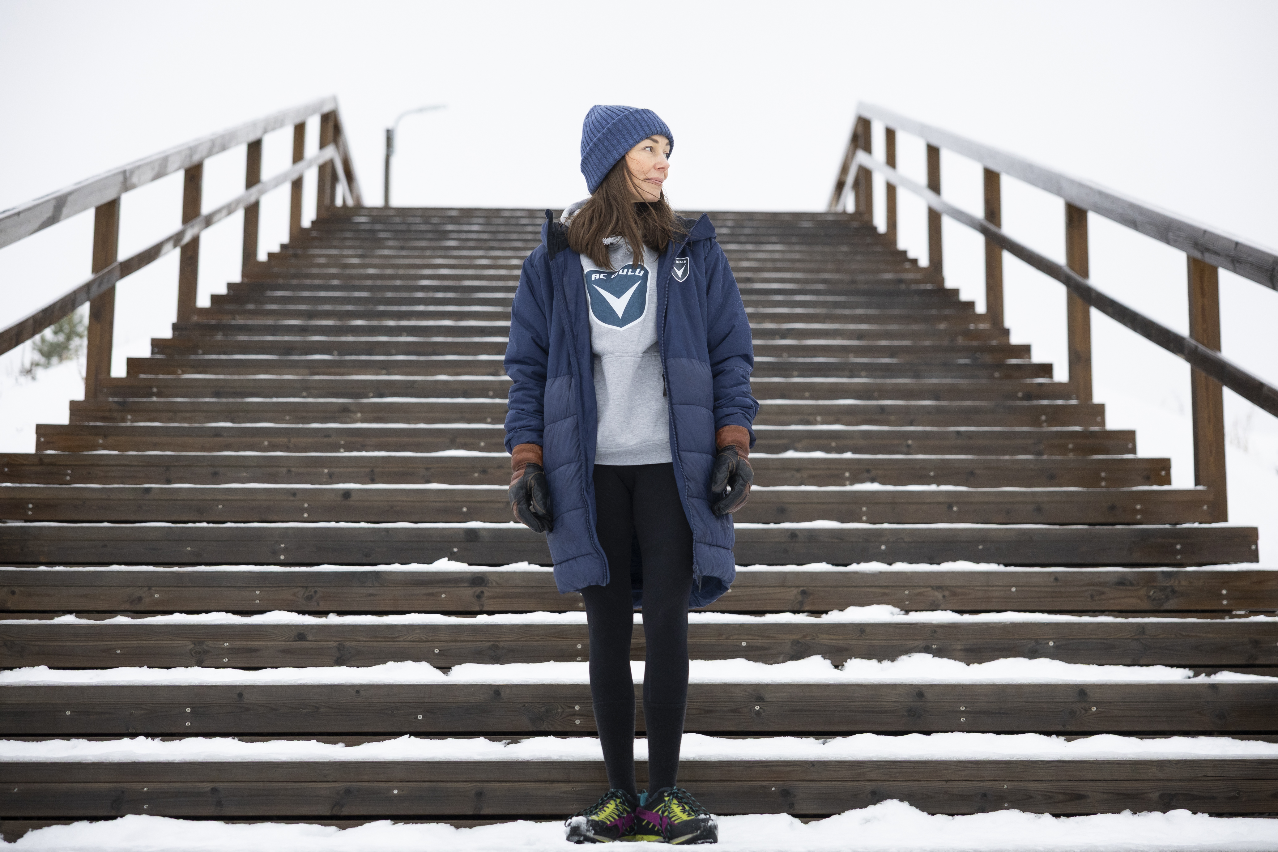 Tiia Törrö opasti presidenttiperhettä tunturiretkellä – Oululainen otti riskin ja tilasi juhlamekon Reidar Särestöniemen taulusta