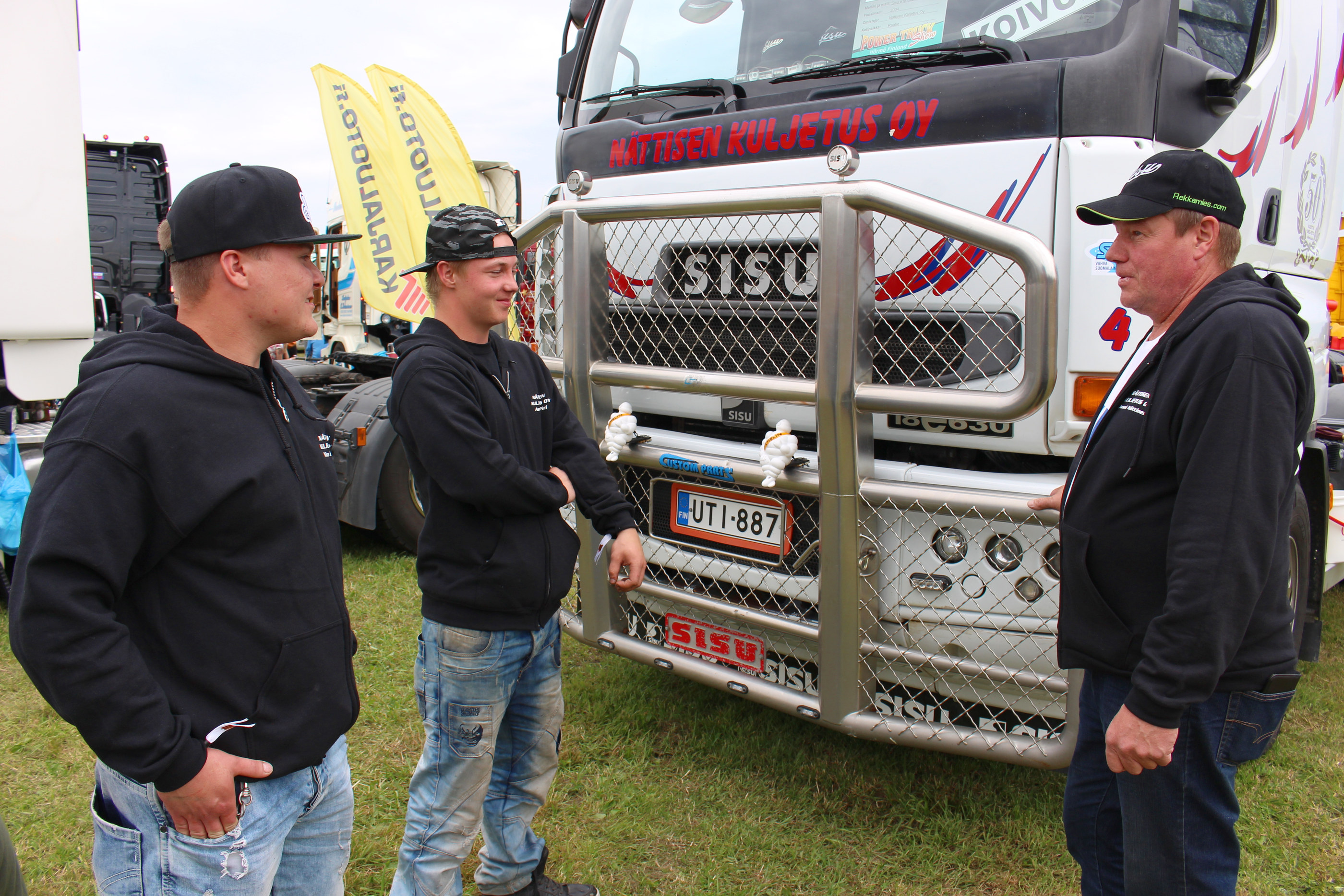 Alahärmässä järjestetyn Power Truck tapahtuman autonäyttelyyn osallistui muutama kuljetusliike Siikajokivarresta. Messuille lauantaina Ruukista ajanut Jussi Nättinen (oik.) kyseli autonkuljettajiltaan Niko Koivulalta ja Antti Piriltä, kuinka messut ovat sujuneet.