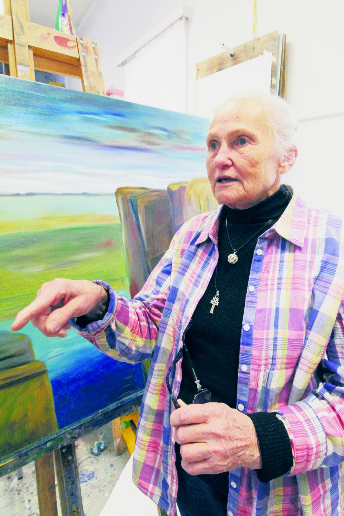 Eila Hanhela on vapaalinjan seniori. Hän viihtyy nuorten parissa. ”Tullaan tosi hyvin juttuun!”