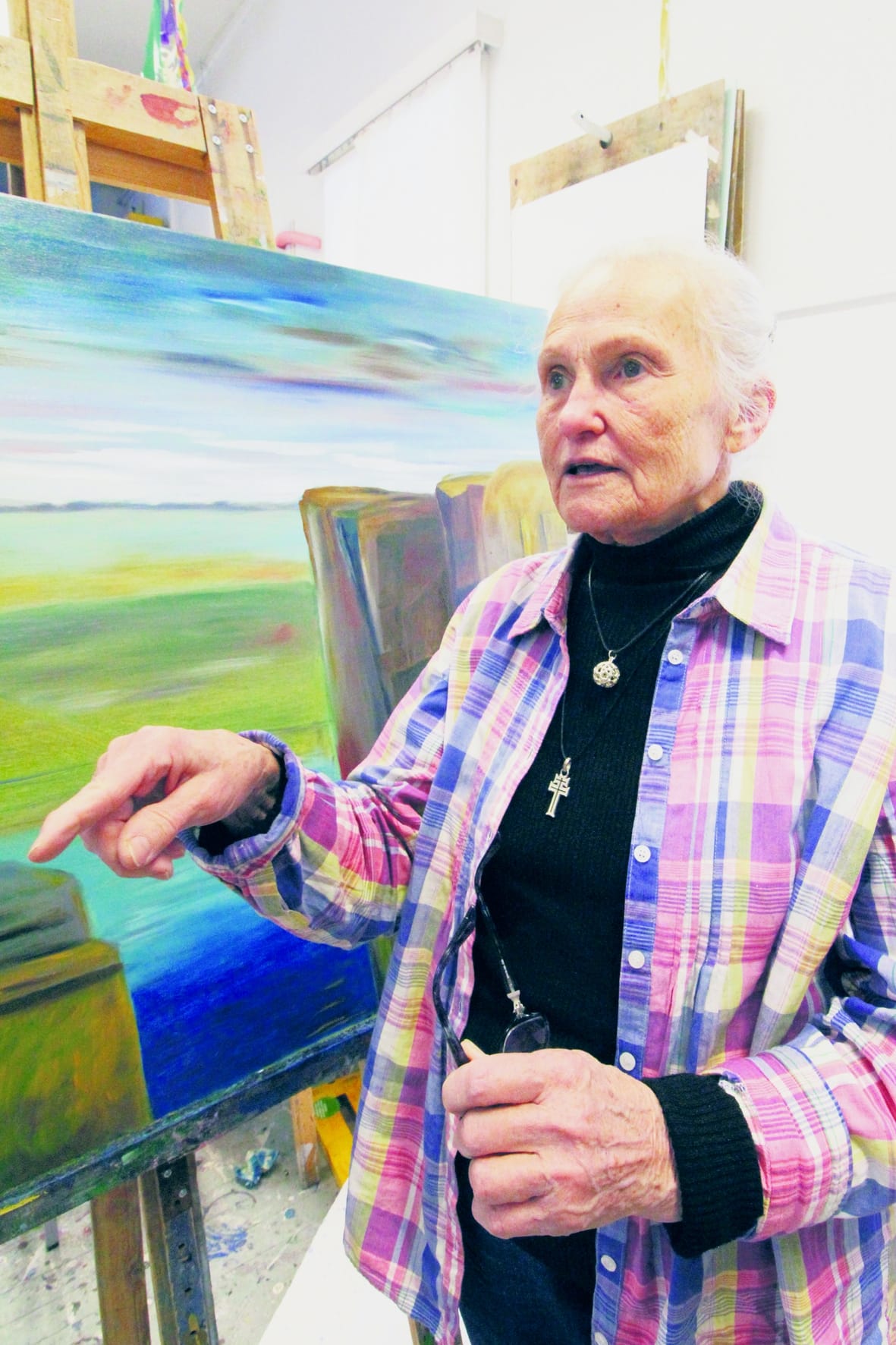 Eila Hanhela on vapaalinjan seniori. Hän viihtyy nuorten parissa. ”Tullaan tosi hyvin juttuun!”