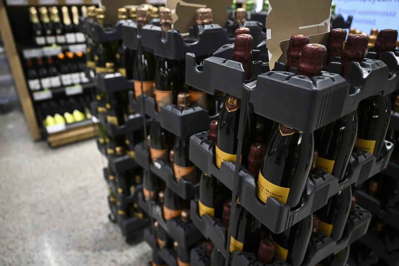 Hallitus haluaa selkeyttää vallitsevan epäselvän tulkinnan alkoholin etämyynnistä yksiselitteiseksi. LEHTIKUVA / Emmi Korhonen
