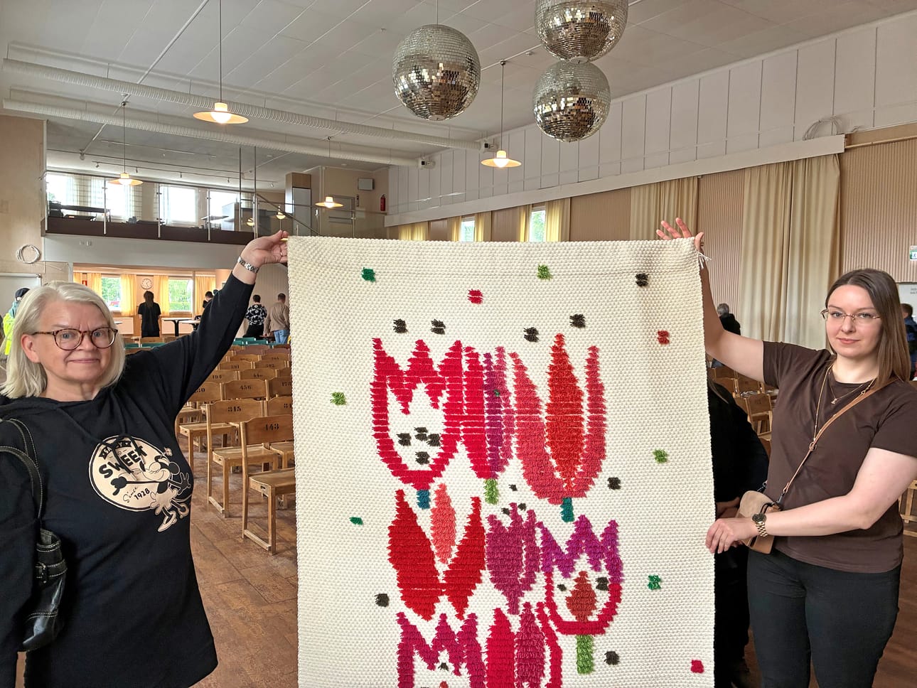 Sirpa ja Meri Perttula olivat mielissään huutamistaan esineistä ja viihtyivät huutokaupassa mainiosti. Tämä ryijy pääsee mökille Evijärvelle.