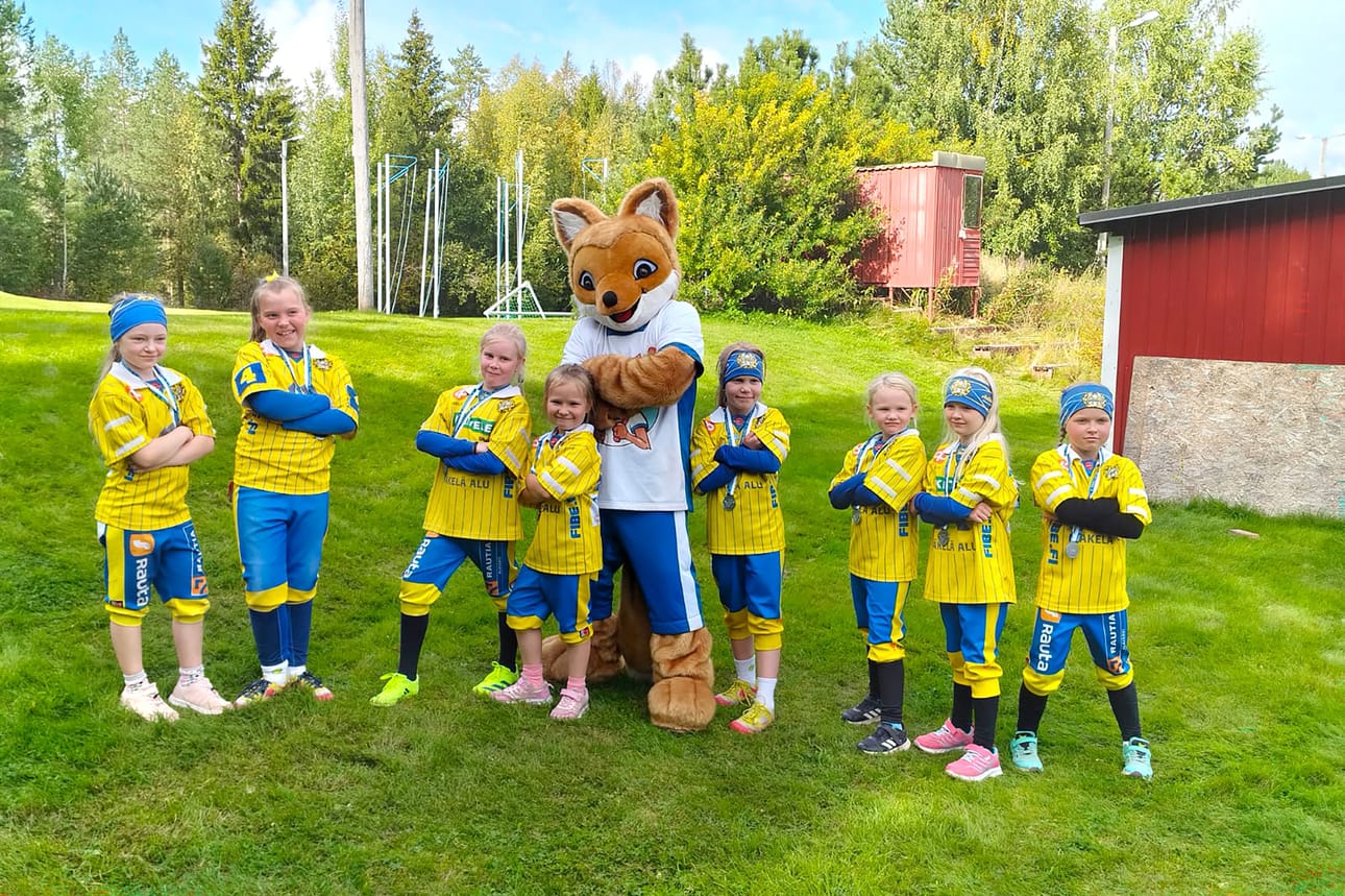 Alajärven Ankkureiden G-tyttöjen pesäpallojoukkue oli yksi Hehku-säätiön tuen saajista.