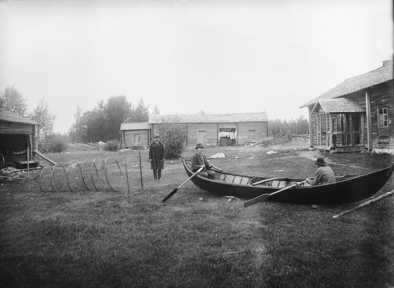 Soutaminen ja huopaaminen on vanha taito. Tämä kuvituskuva lienee Kuusamosta ajalta ennen vuotta 1908.