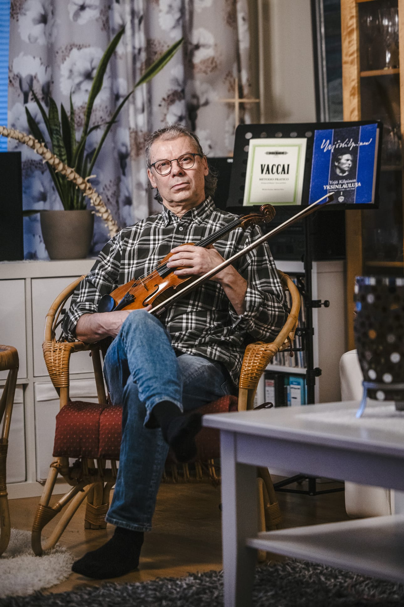 Mikko Ahvenjärvi soittaa viulua ja laulaa erilaisissa kokoonpanoissa.