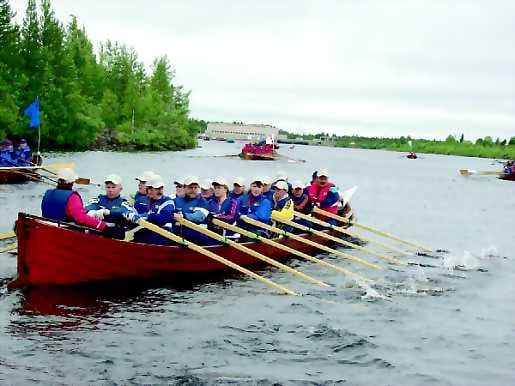 Viemiset. Vuoden Tervasoutaja Sinikka Kaltianen sai tervatynnyrin Ouluun kuljetettavaksi.