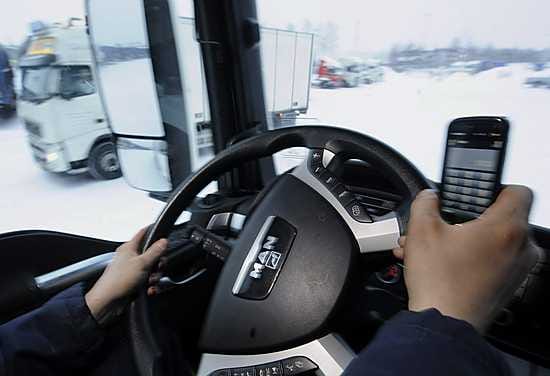 Raskaan liikenteen kuljettajilta unohtuu yhä useammin handsfree-laitteen käyttö ajaessa.