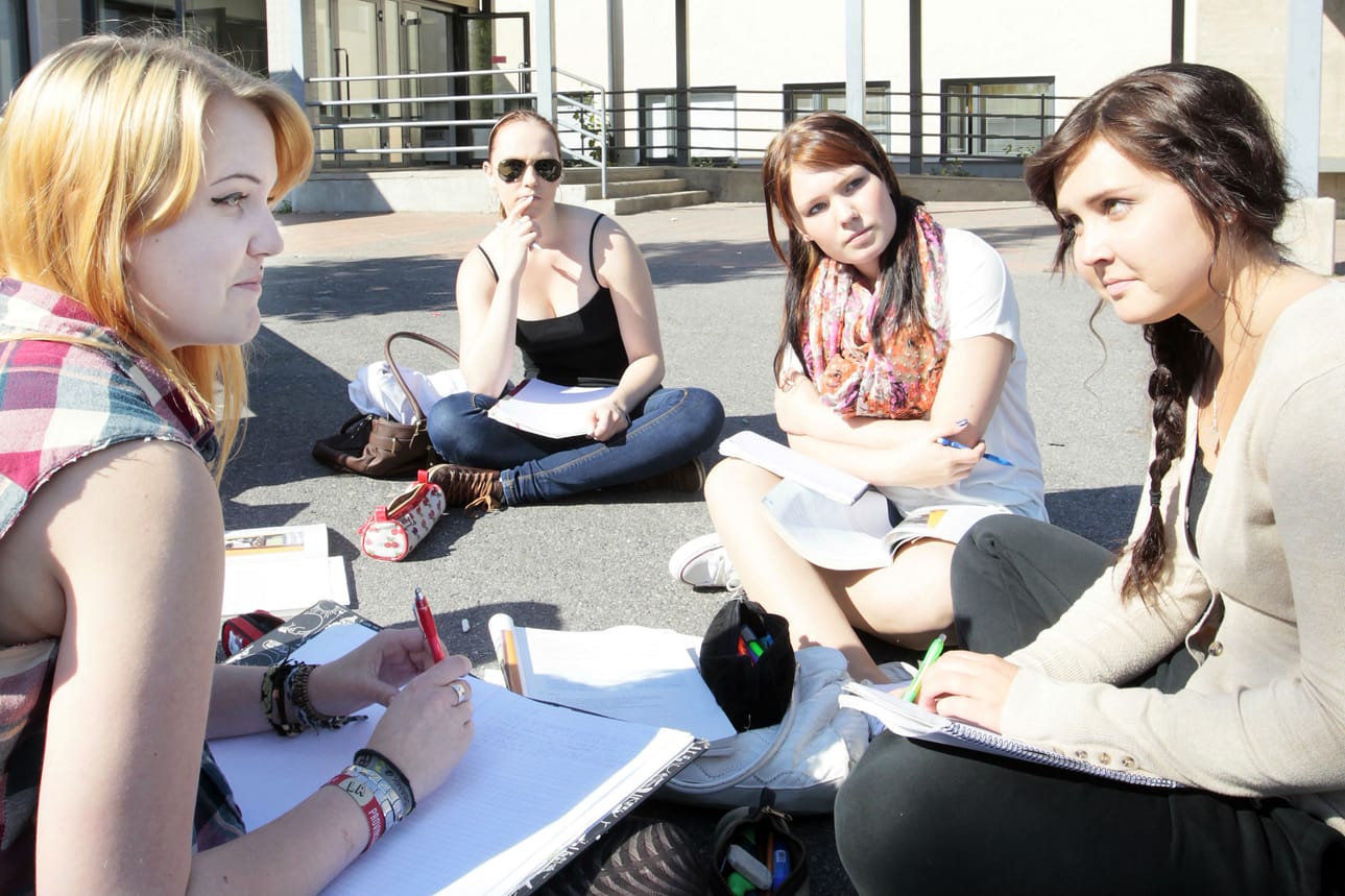 Milja Kiljo (vas.), Essi Rajala, Alisa Hast ja Amanda Rantakokko ovat iloisia kunnan eleestä tarjota pakollisten kurssien kirjat lukiolaisille. ”En olisi edes jäänyt Iin lukioon, ellei täällä olisi ilmaiset kirjat”, sanoo Rantakokko.