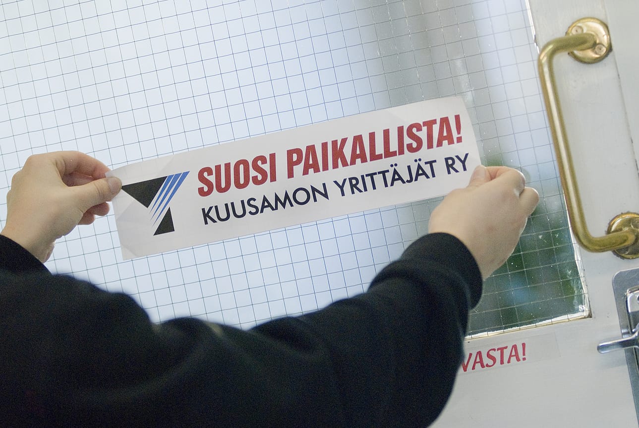 Auli Tuohimaa on valmistanut Hannu Hiltulan suunnitteleman Suosi Paikallista -tarran.