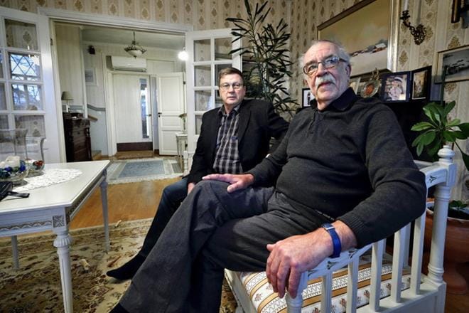 Pertti Ilkka (edessä) ja Pasi Syynimaa odottavat mielenkiinnolla Kansallisarkiston projektiryhmän selvitystä suomalaisista SS-miehistä. KUVA: KARI LÖFHJELM