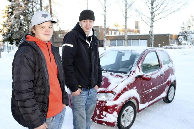 Mopoautolla liikkuneet Jere Keränen (vas.) ja Jiri Kangastie sekä toisessa mopoautossa olleet kaverit auttoivat iäkkään naisen mopoauton lämpimään ja soittivat ambulanssin viime perjantain ja lauantain välisenä yönä puolenyön jälkeen. Kello kolme samana yönä Keränen oli auttamassa toisten nuorten kanssa, kun terveyskeskuksen läheltä ojasta löytyi vähissä vaatteissa kylmettyneenä iäkäs mies. KUVA: SARI HEINILÄ
