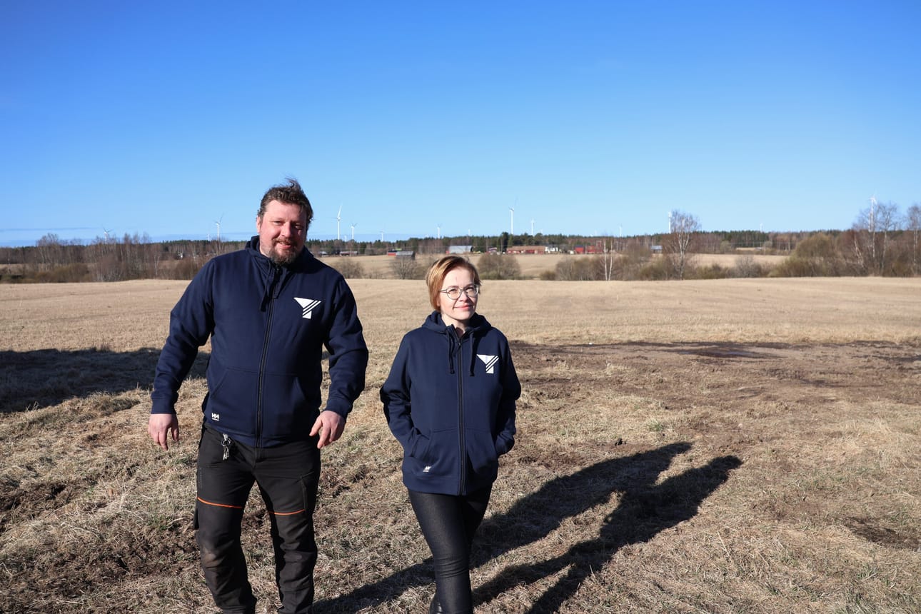Juha Nikkisen ja Janina Länsimäen taustalla oleva peltoalue täyttyy festivaalihumusta heinäkuussa.