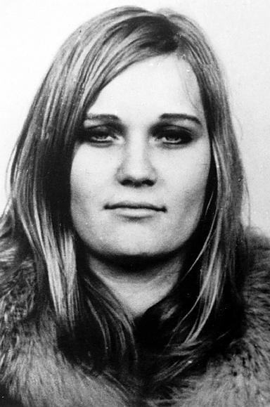 Brigitte Mohnhaupt tuomittiin vuonna 1985. <br/><br/>Hänelle langetettiin viisi elinkautista ja lisäksi <br/><br/>15 vuotta vankeutta osallisuudesta yhdeksään murhaan ja murhayritykseen. <br/><br/>Mohnhaupt on nyt 57-vuotias.