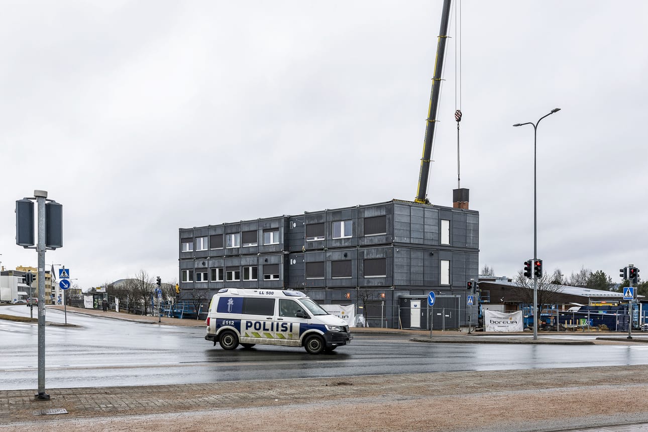 Linja-autoasemalle tuotu moduulirakennus oli aikaisemmin Oulun poliisilaitoksen käytössä. Kuva otettu huhtikuussa, kun rakennustyöt olivat vielä kesken.
