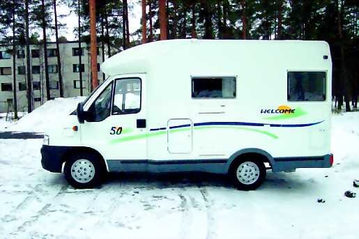 Näppärä. Chausson Welcome W 50 ei ole koolla pilattu. Lyhyt akseliväli tekee autosta helpon käänneltävän ahtaassakin tilassa.