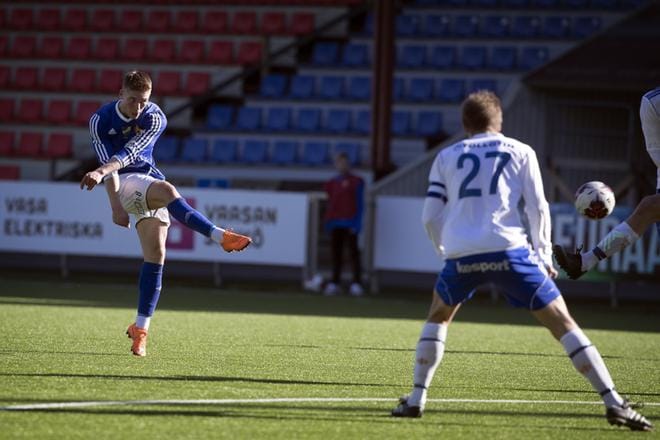 VIFK-hyökkääjä Jeremiah Strengin lähettämän pallon tielle ehti tässä tilanteessa mm. PK-37:n Juho Ruotsalainen. KUVA: JARNO PELLINEN