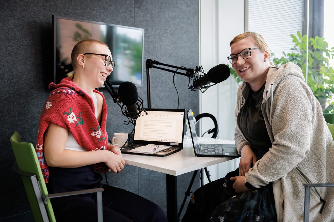 Lapin Kansan toimittajat Idalotta Nousiainen ja Niina Niemelä nauhoittamassa tämän viikon Otsikon takaa -podcastia. Jakson aiheena on RoPSin entisen toimitusjohtajan Risto Nivan saama kavallustuomio.