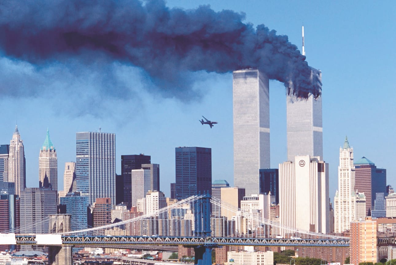 Yhdysvalloissa kaapattiin neljä matkustajakonetta 25 vuotta sitten 11. syyskuuta 2001. Kaksi koneista törmäsi New Yorkin Manhattanilla sijainneisiin World Trade Centerin torneihin. Iskujen jälkeen Yhdysvallat hyökkäsi Afganistaniin ja aloitti sodan terrorismia ja iskun pääsuunnittelijaksi epäiltyä Osama bin Ladenia vastaan.