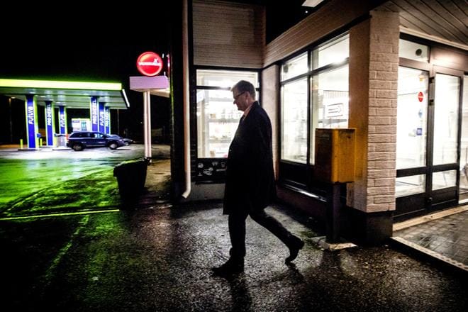 "Minua ei kiinnosta se, tulenko valituksi seuraavissa vaaleissa vai en, vaan minua kiinnostaa, mitä sain aikaiseksi sinä aikana, kun se vastuu minulla oli", pääministeri Juha Sipilä kuvailee maakuntalehtien haastattelussa. Kuvassa Sipilä on poistumassa Mäntsälän Tuuliruusu-huoltoasemalta, jossa laaja haastattelu tehtiin. KUVA: Joel Maisalmi