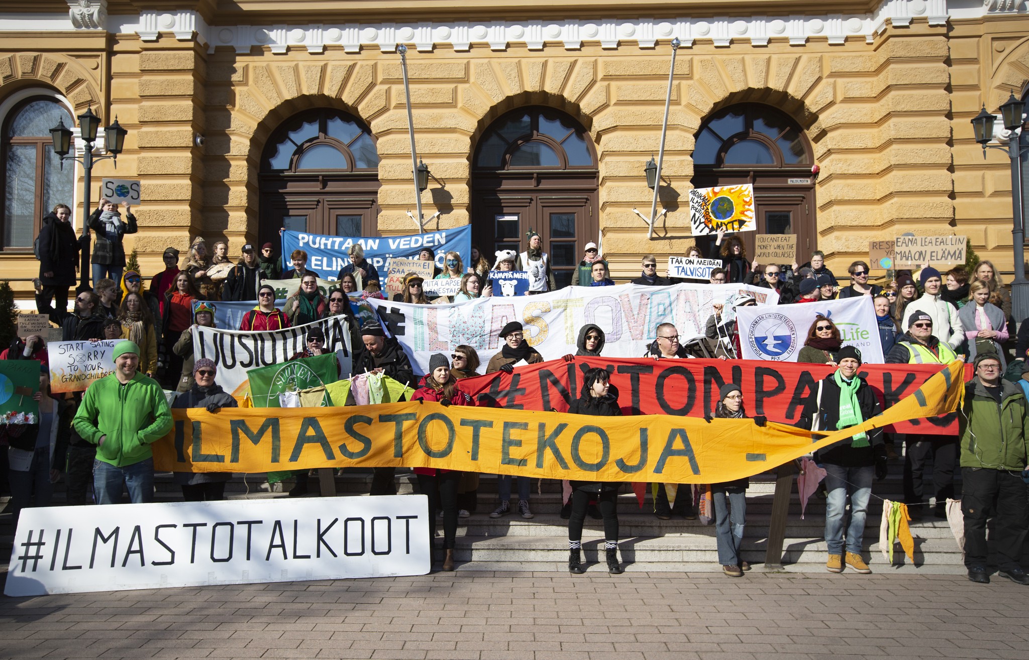 Oulun ilmastomarssi alkoi kauppatorilta ja päätyi kaupungintalon eteen.