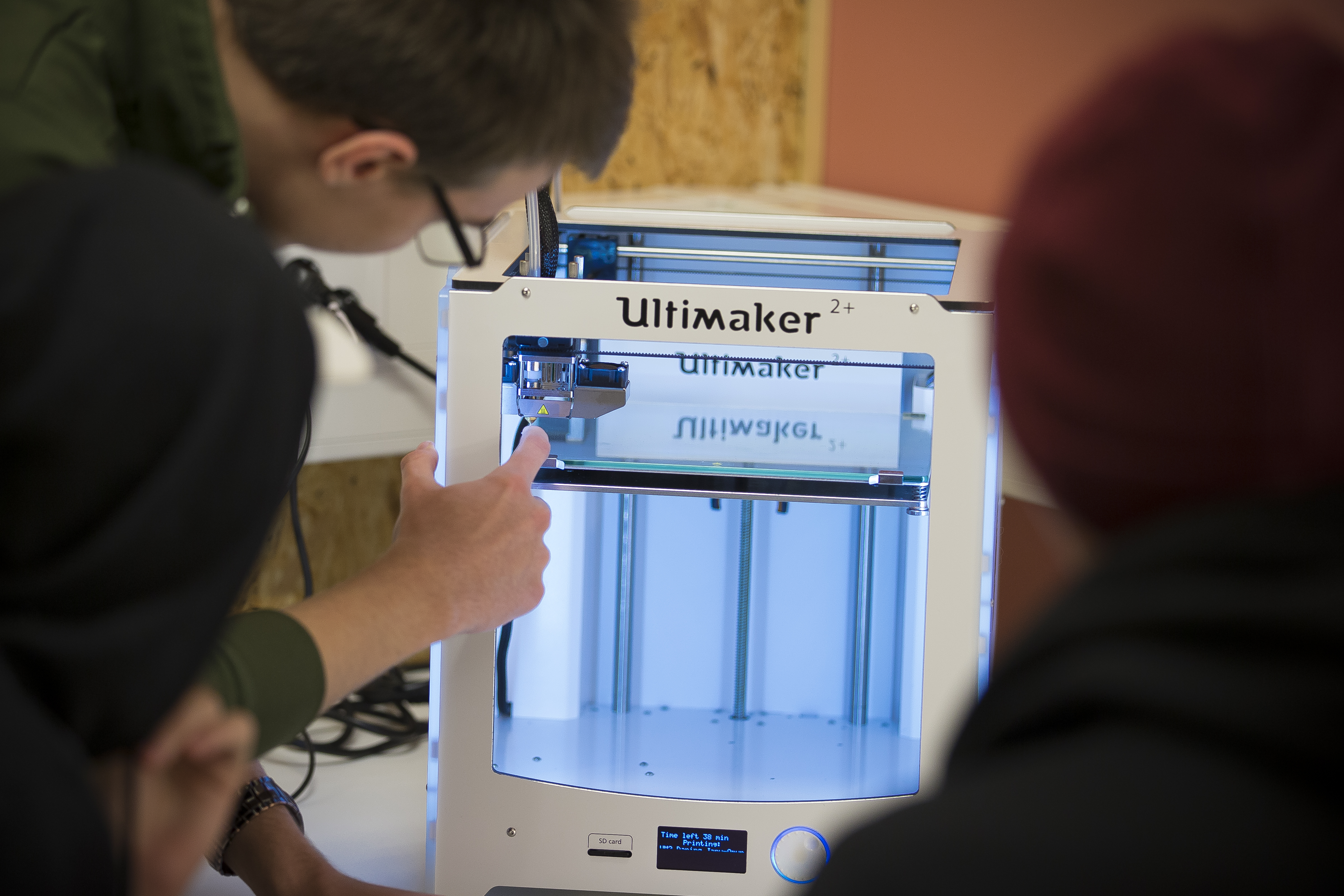 Merikadun koulun 3D-tulostin tekee töitä, ja tekniikkakerholaiset ihastelevat, miten näppärästi se käy.