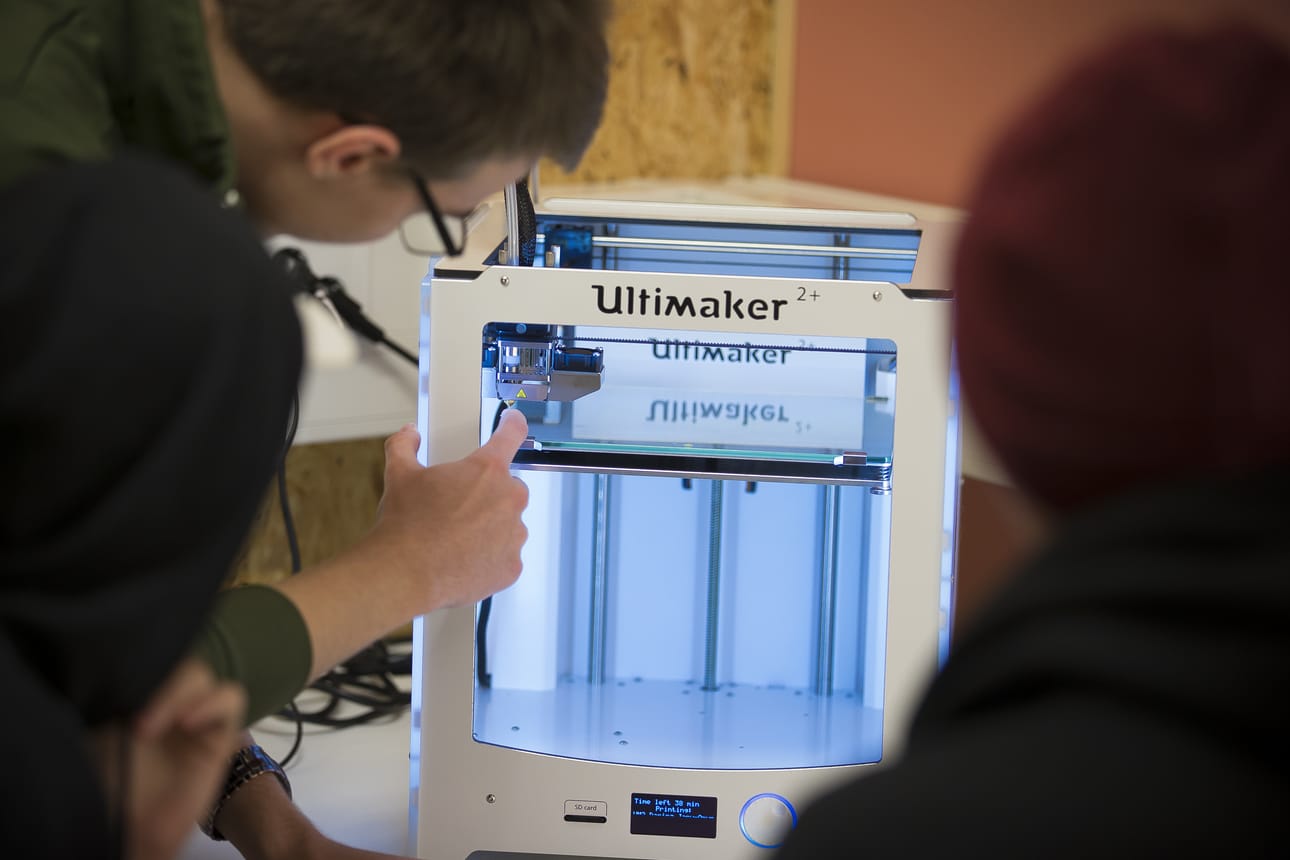 Merikadun koulun 3D-tulostin tekee töitä, ja tekniikkakerholaiset ihastelevat, miten näppärästi se käy.