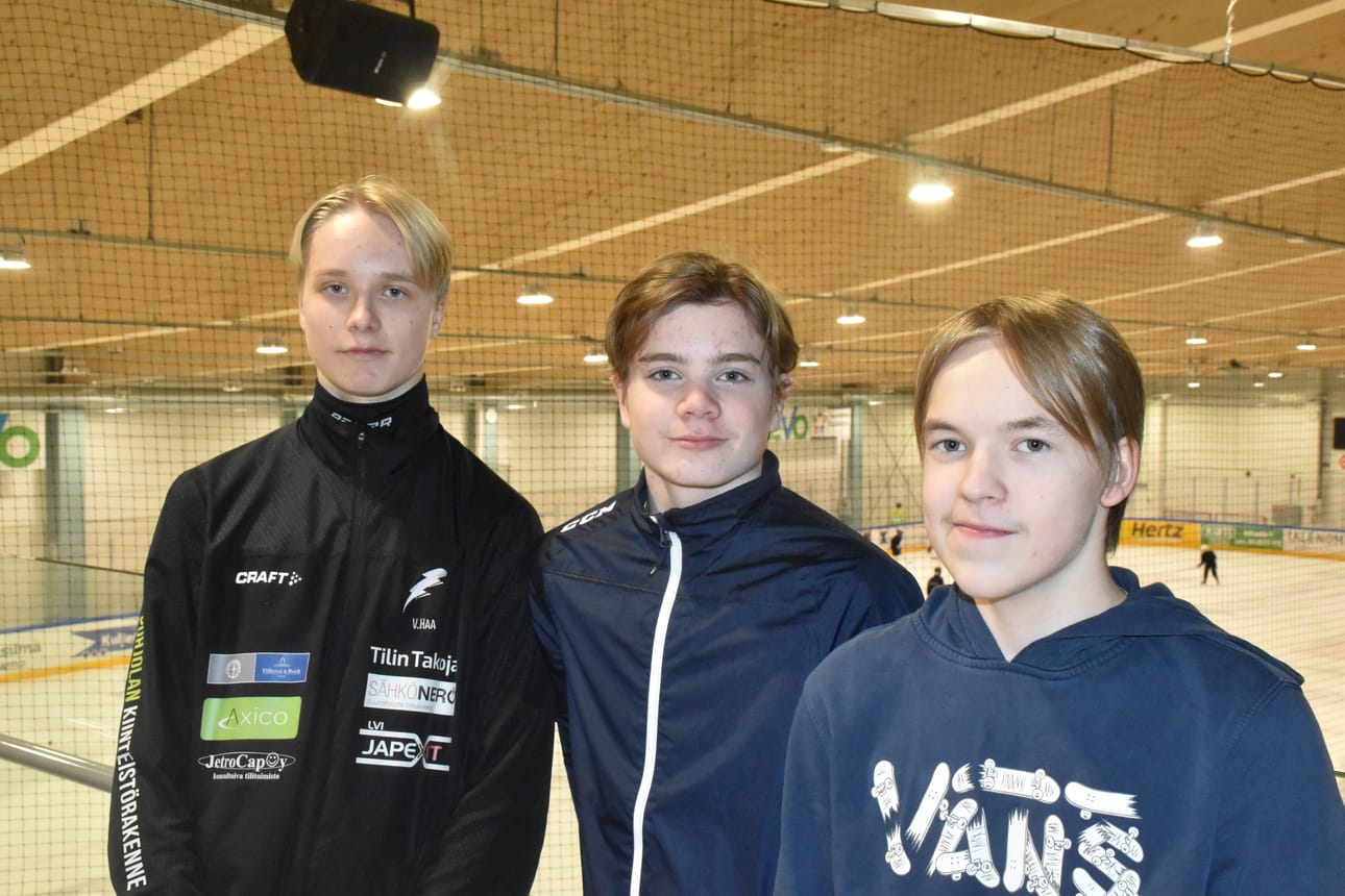 Pallo-Karhujen junioreiden Arttu Tornbergin ( oik.) ja Vili Kankaan sekä niin ikään Barentsin kisojen jääkiekkojoukkueeseen nimetyn koillismaalaiset sukujuuret omaavan Veeti Haanelan kisareissu Kajaaniin ei nyt toteudu