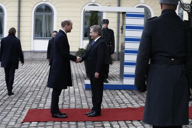 Prinssi William, Cambridgen herttua, tapasi ensimmäisenä presidentti Sauli Niinistön Presidentinlinnan sisäpihalla. KUVA: JOEL MAISALMI