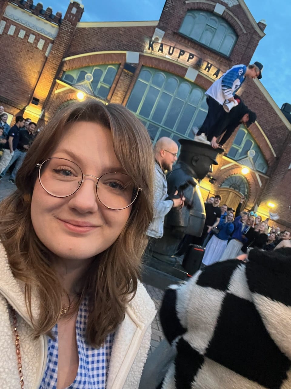 Janna Vielma oli kauppatorilla juhlimassa Suomen maailmanmestaruutta.