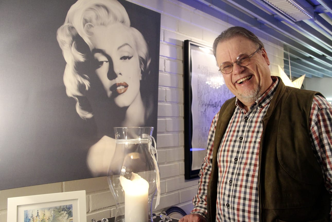 60-vuotissyntymäpäivä meni töiden ja pitsaherkuttelun merkeissä. Oulaisten kaupungin sivistysjohtaja Ari Sarpola on kulttuuri-ihminen, joka on kiinnostunut musiikista ja elokuvista jopa niin, että elokuvayrittäjyys pitää hänet mieluisan harrastuksen parissa useina iltoina viikossa.