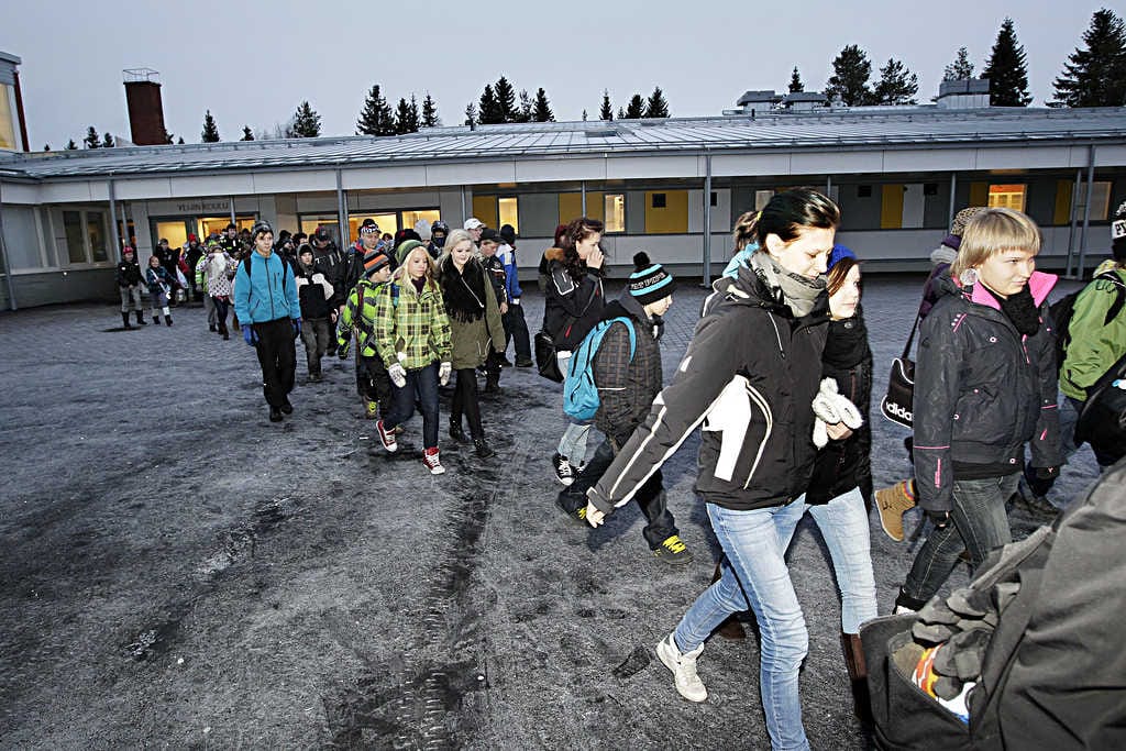 Yli-Iin koululaiset marssivat ulos koulustaan homeongelmien vuoksi perjantaina. Mielenilmaus jatkui osittain myös maanantaina.