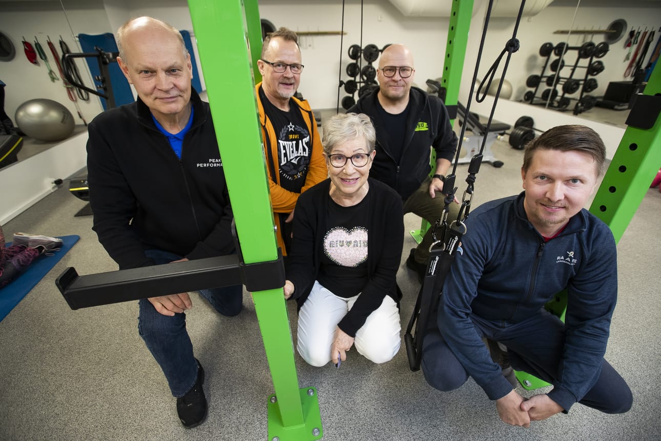 Kuntosaliyrittäjät Jouni Palviainen, Jouni Sipola, Jani Eteläaho ja Maarit Katainen sekä Raahen liikuntapalvelupäällikkö Toni Ojala kertoivat nuorisopassin käyttöönotosta.