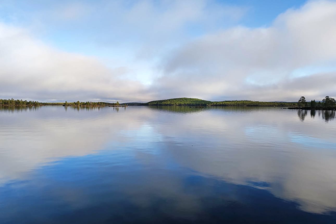 Yli 1 000 neliökilometrin Inarijärvi on virallisesti Suomen kolmanneksi suurin järvi. Joissakin lähteissä se on toiseksi suurin ennen Päijännettä. Inarijärven pinta-ala vaihtelee sen verran reilusti säännöstelyn takia.