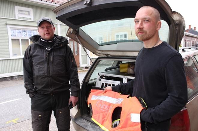 Voittajajoukkueen isojokelainen Tero Heittola ja karijokelainen Kim Uusitalo esittelevät on metsästyskoirille suunniteltua turvaliiviä. Liivistä on apua esimerkiksi suden hyökätessä. KUVA: LOTTA KALLIO
