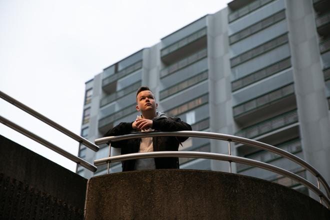 Sami Kieksi ohjaa, tuottaa ja käsikirjoittaa itse dokumenttinsa. Ylen kanavilla esitetyn Logged In -sarjan hän myös leikkasi. –Mutta enhän minä näitä sentään yksin tee. Ammattitaitoisella työryhmällä on suuri merkitys: työryhmässäni on muun muassa kuvaaja, leikkaaja, äänisuunnittelija ja monia muita. KUVA: Arttu Laitala
