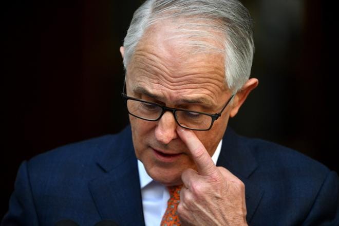 Australian entisen pääministerin Malcolm Turnbullin palli alkoi horjua jo tiistaina, kun entinen sisäministeri Peter Dutton haastoi hänet yllättäen puheenjohtajaäänestykseen. Tulos oli 48–35 Turnbullin hyväksi, mutta paljasti tämän epäsuosion. KUVA: MICK TSIKAS/EPA