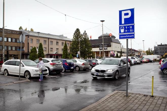 Vekseliaukion parkkipaikat ovat nyt poissa käytöstä. Kaupungilla on silti noin 3 000 parkkiruutua. Kuva Jouko Hänninen