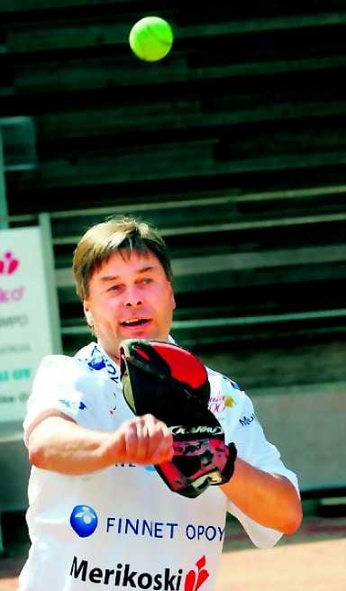 Pallo ilmassa. Lipon puheenkohtaja Timo Korhosella joukkoineen on työn alla vastineen tekeminen konkurssihakemukseen.