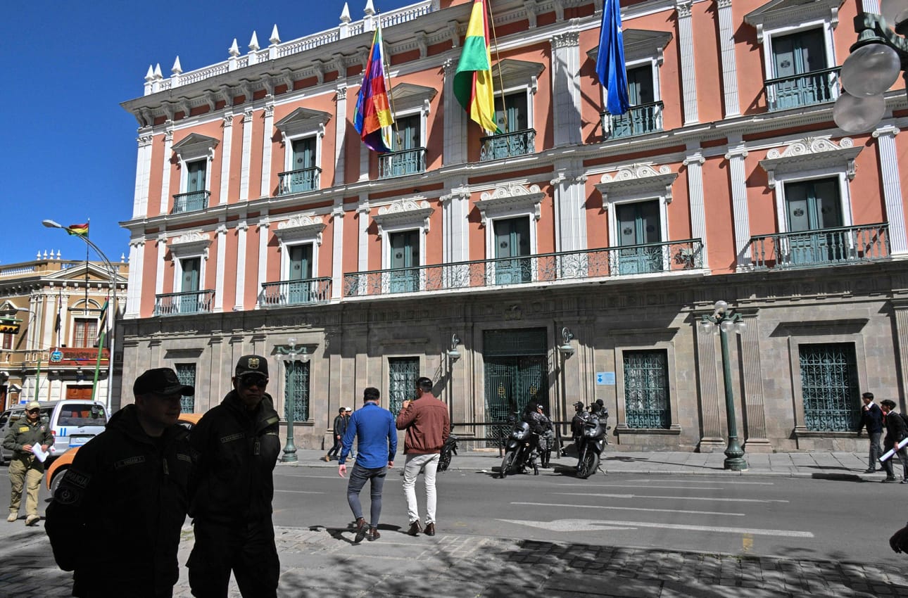 Poliisit vartioivat presidentin palatsin ulkopuolella La Pazissa Boliviassa perjantaina, kaksi päivää epäonnistuneen vallankaappausyrityksen jälkeen. LEHTIKUVA/AFP