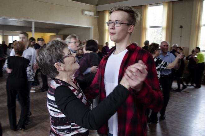 Nurmolainen Riitta Lehtinen haki Kauhavan nuorisoseuralla tuntumaa Konsta Uusimäen tanssitaitoihin. KUVA: JUHA AHO-PYNTTÄRI